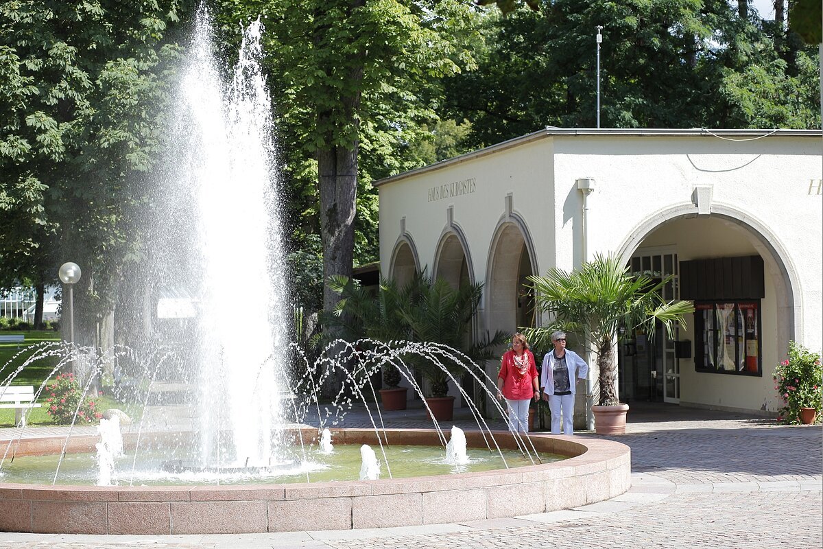 Flanieren im Kurpark Bad Mergentheim/Foto: Andi Schmid