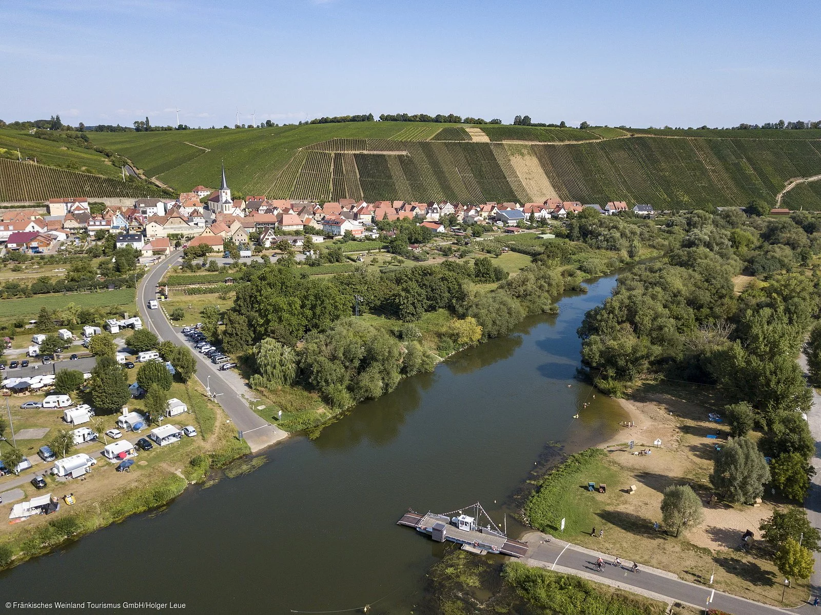 Blick auf Escherndorf mit Fähre