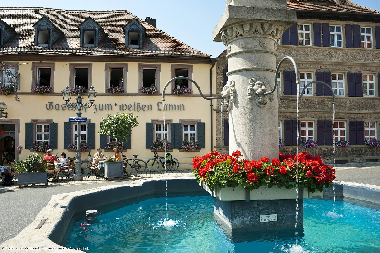 Sommerach am Dorfbrunnen