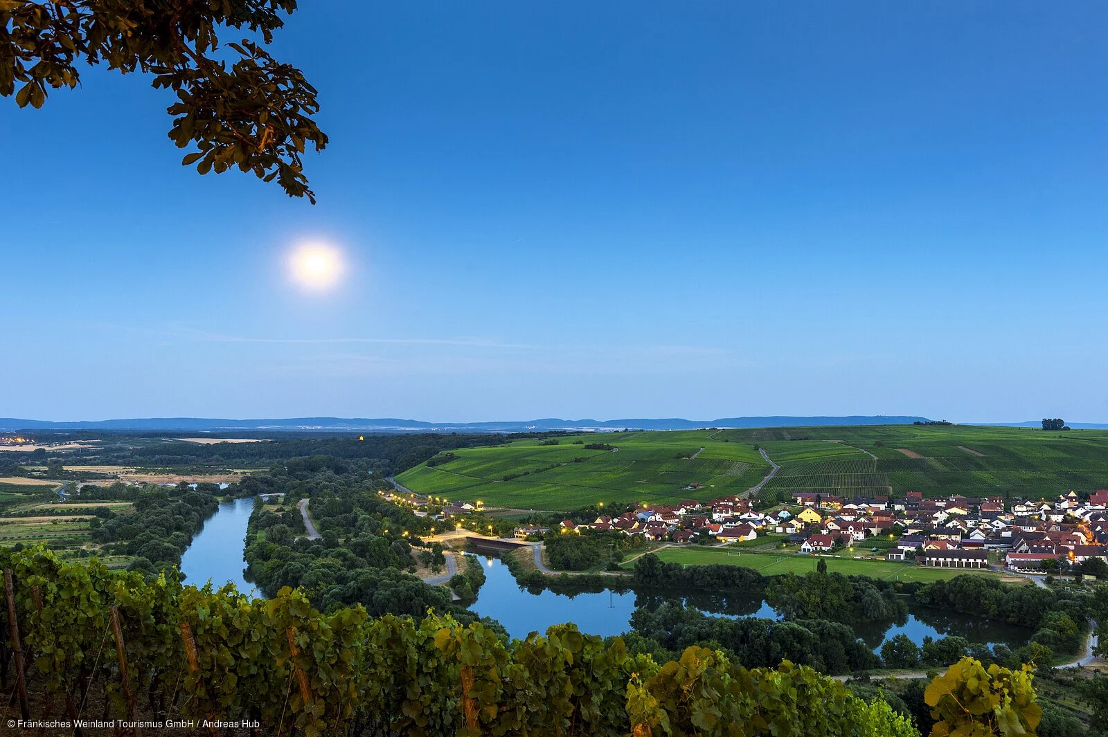 Volkacher Mainschleife in der Abenddämmerung